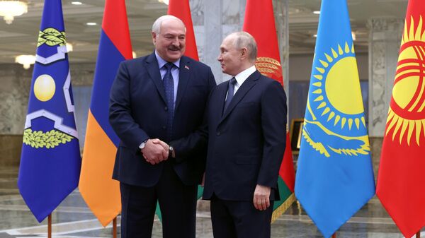 Президент РФ Владимир Путин и президент Белоруссии Александр Лукашенко на церемонии встречи участников сессии Совета коллективной безопасности ОДКБ в Минске
