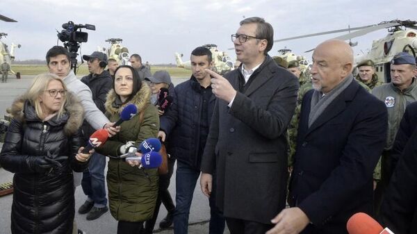 Президент Сербии Александр Вучич во время осмотра вертолетов в военном аэропорту Полковник-пилот Миленко Павлович в Батайнице