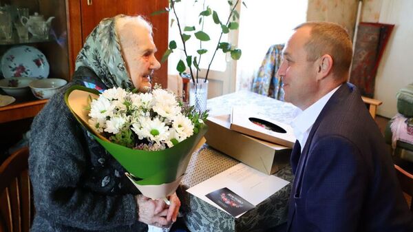 Более 50 тысяч жителей Подмосковья старше 80 лет получили подарки на юбилей