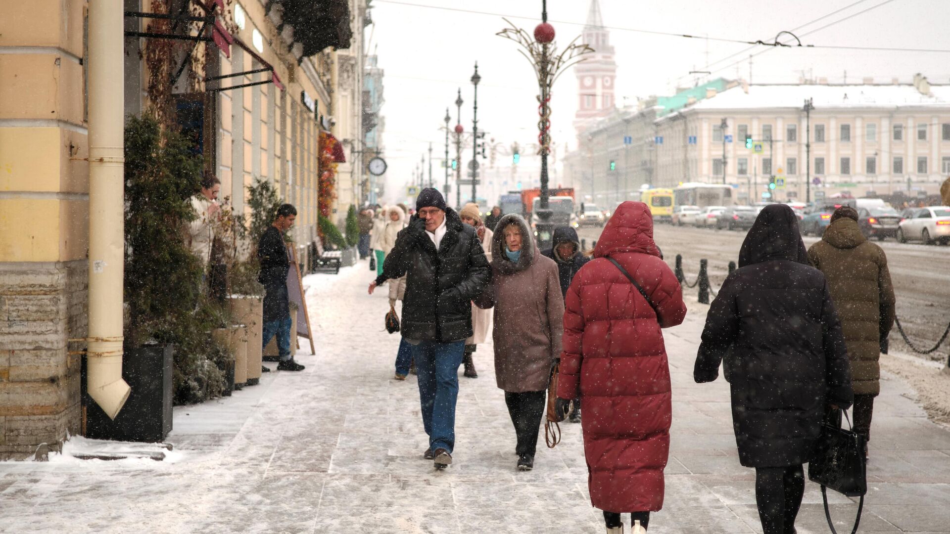 Люди на Невском проспекте в Санкт-Петербурге - РИА Новости, 1920, 28.11.2023