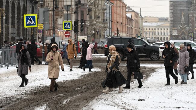 Люди на Невском проспекте в Санкт-Петербурге