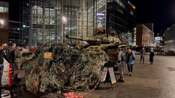Подбитый российский танк Т-72 на площади в Хельсинки