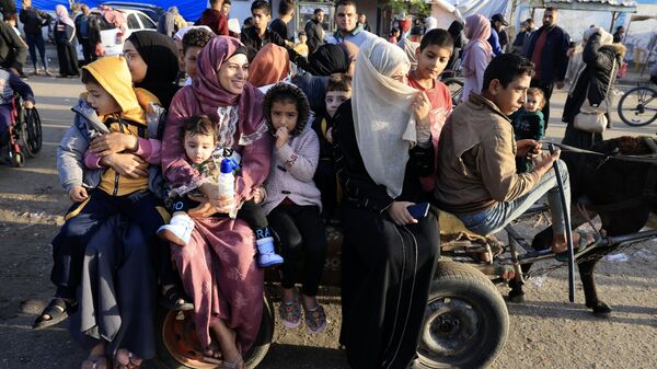 Палестинцы возвращаются в свои дома в городе Хан-Юнис на юге сектора Газа в первые часы четырехдневного перемирия. 24 ноября 2023
