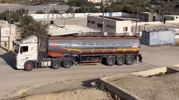 Автоцистерна с топливом въезжает в сектор Газа