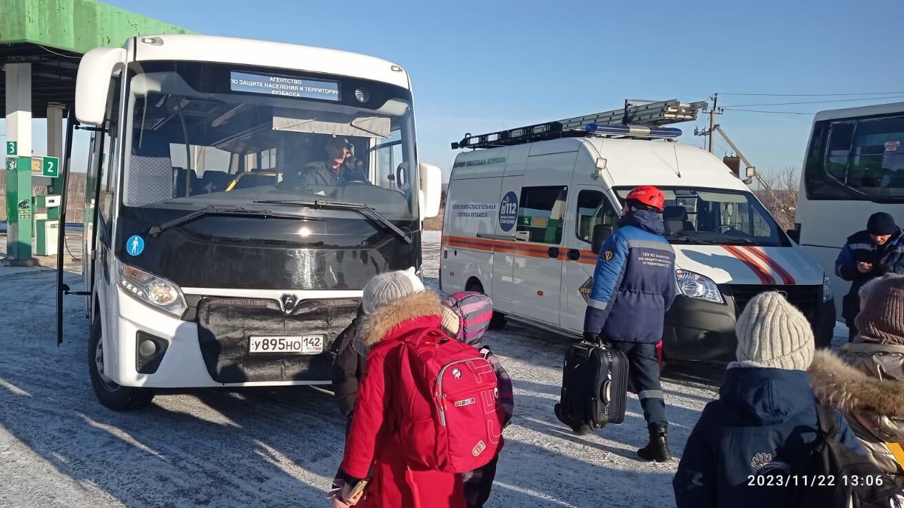 Сотрудники Кемеровского областного поискового аварийно-спасательного отряда спасли детей, замерзавших на трассе в автобусе - РИА Новости, 1920, 24.11.2023