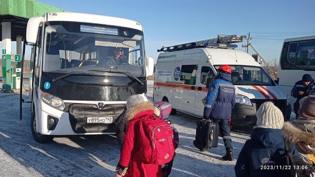 Сотрудники Кемеровского областного поискового аварийно-спасательного отряда спасли детей, замерзавших на трассе в автобусе