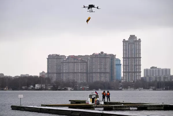 モスクワのストロジーノ捜索救助ステーションでは、水難救助サービスの職員が冬季に備えるための講習を受けています。