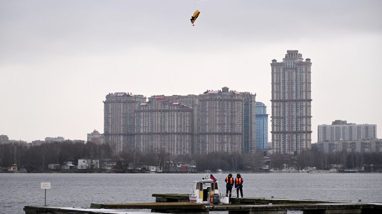 Сотрудники спасательной службы на водных объектах проходят занятия по подготовке к зимнему сезону на поисково-спасательной станции Строгино в Москве.