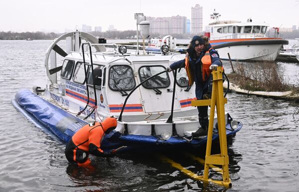 Сотрудники спасательной службы на водных объектах проходят занятия по подготовке к зимнему сезону на поисково-спасательной станции Строгино в Москве.
