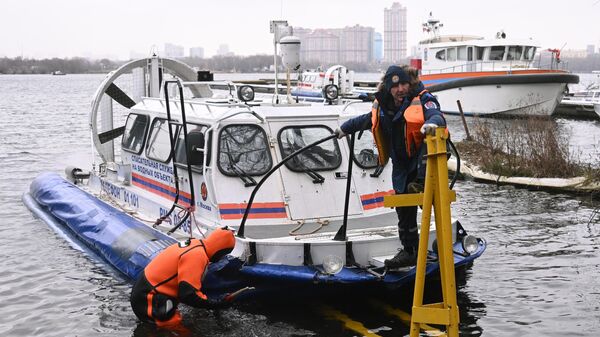 Сотрудники спасательной службы на водных объектах проходят занятия по подготовке к зимнему сезону на поисково-спасательной станции Строгино в Москве.