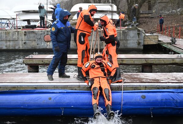 Сотрудники спасательной службы на водных объектах проходят занятия по подготовке к зимнему сезону на поисково-спасательной станции Строгино в Москве
