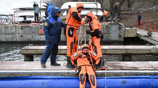 Сотрудники спасательной службы на водных объектах проходят занятия по подготовке к зимнему сезону на поисково-спасательной станции Строгино в Москве