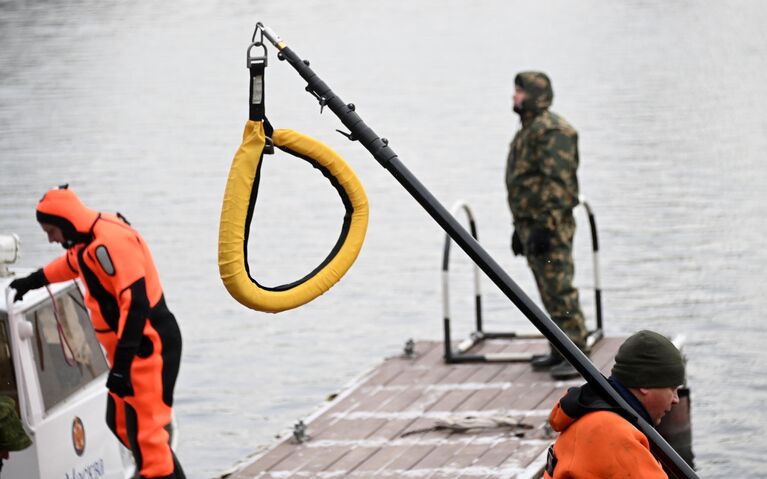 Сотрудники спасательной службы на водных объектах проходят занятия по подготовке к зимнему сезону на поисково-спасательной станции Строгино в Москве