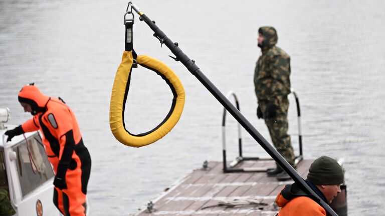 Сотрудники спасательной службы на водных объектах проходят занятия по подготовке к зимнему сезону на поисково-спасательной станции Строгино в Москве