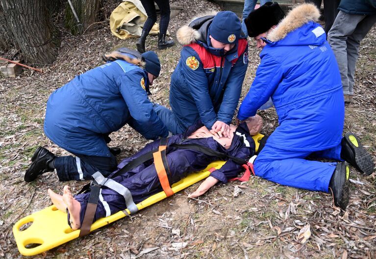 Сотрудники спасательной службы на водных объектах проходят занятия по подготовке к зимнему сезону на поисково-спасательной станции Строгино в Москве