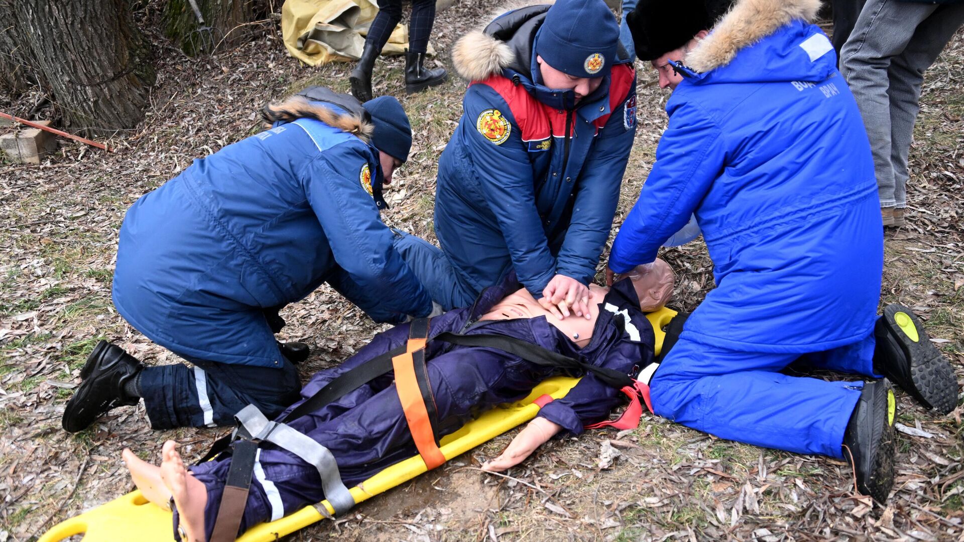 Сотрудники спасательной службы проходят занятия по первой помощи - РИА Новости, 1920, 06.01.2024