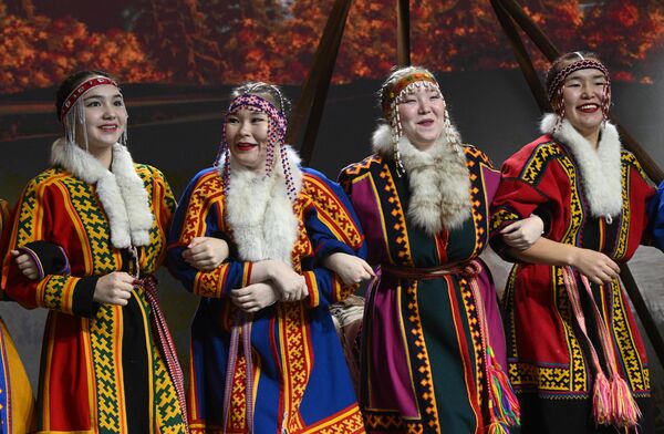 Участники свадебной церемонии по традициям Ямало-Ненецкого автономного округа в День региона