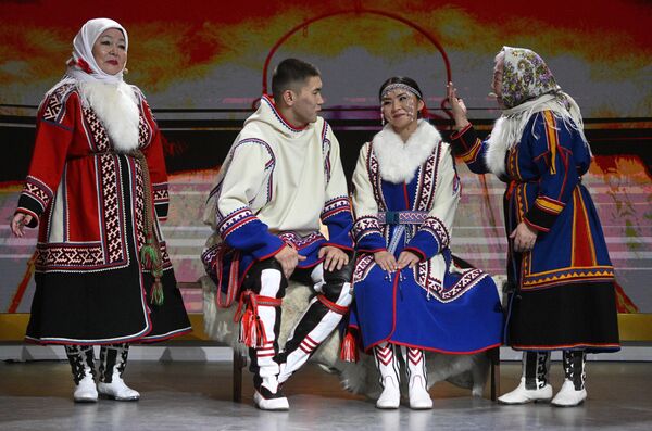 Александр Худи и Илона Окотэтто проводят свадебную церемонию по традициям Ямало-Ненецкого автономного округа в День региона