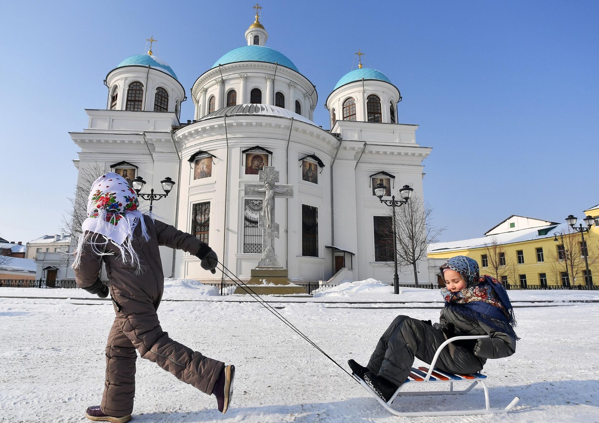 Дети катаются на санках на территории Казанского Богородицкого мужского монастыря - РИА Новости, 1920, 24.11.2023