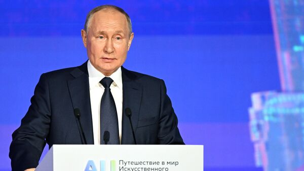 Президент России Владимир Путин выступает на пленарном заседании международной конференции по искусственному интеллекту AI Journey