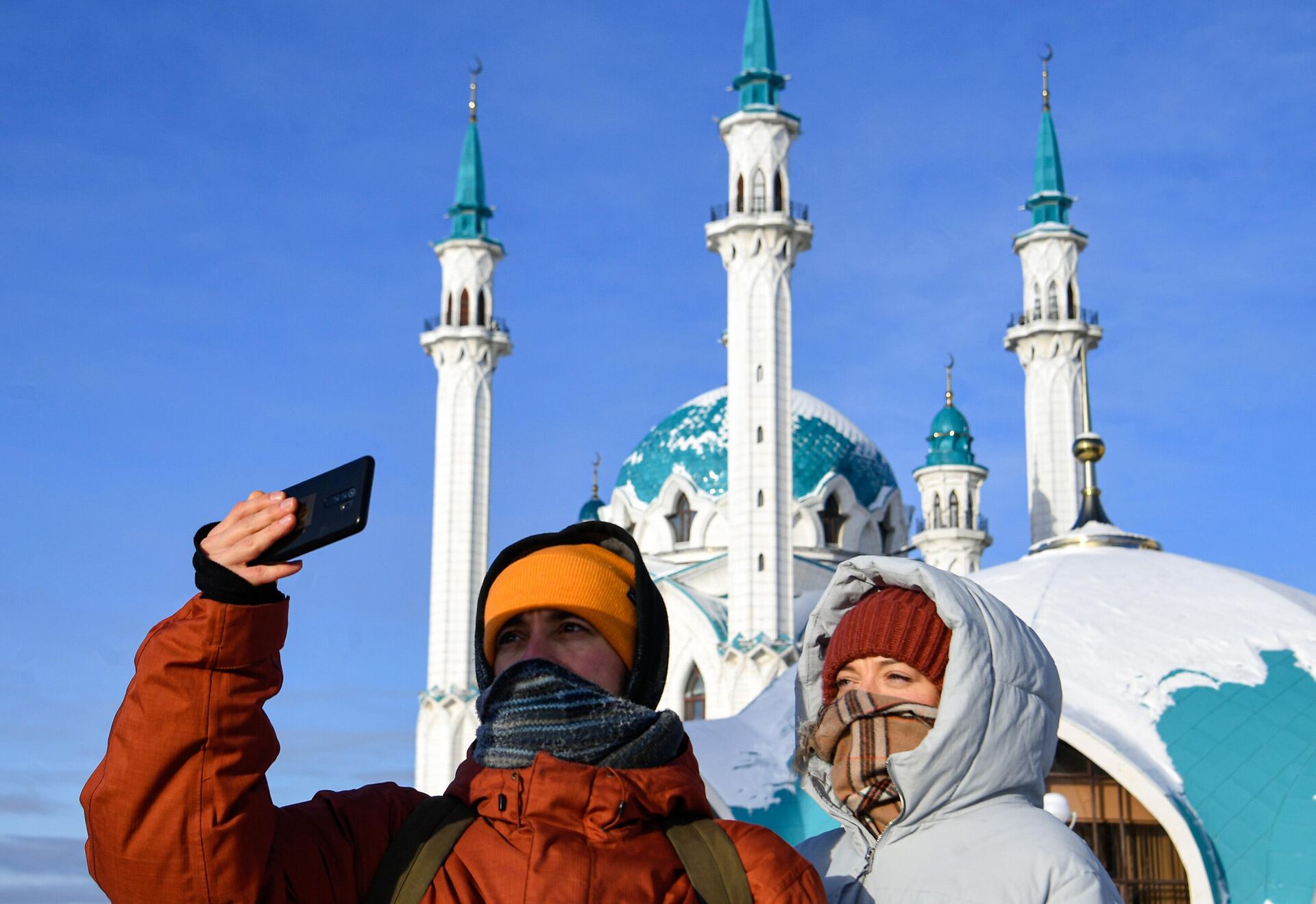 Туристы фотографируются на фоне мечети Кул Шариф в Казанском кремле - РИА Новости, 1920, 24.11.2023