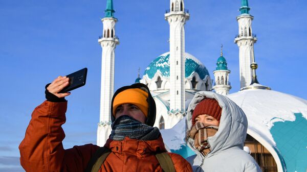 Туристы фотографируются на фоне мечети Кул Шариф в Казанском кремле