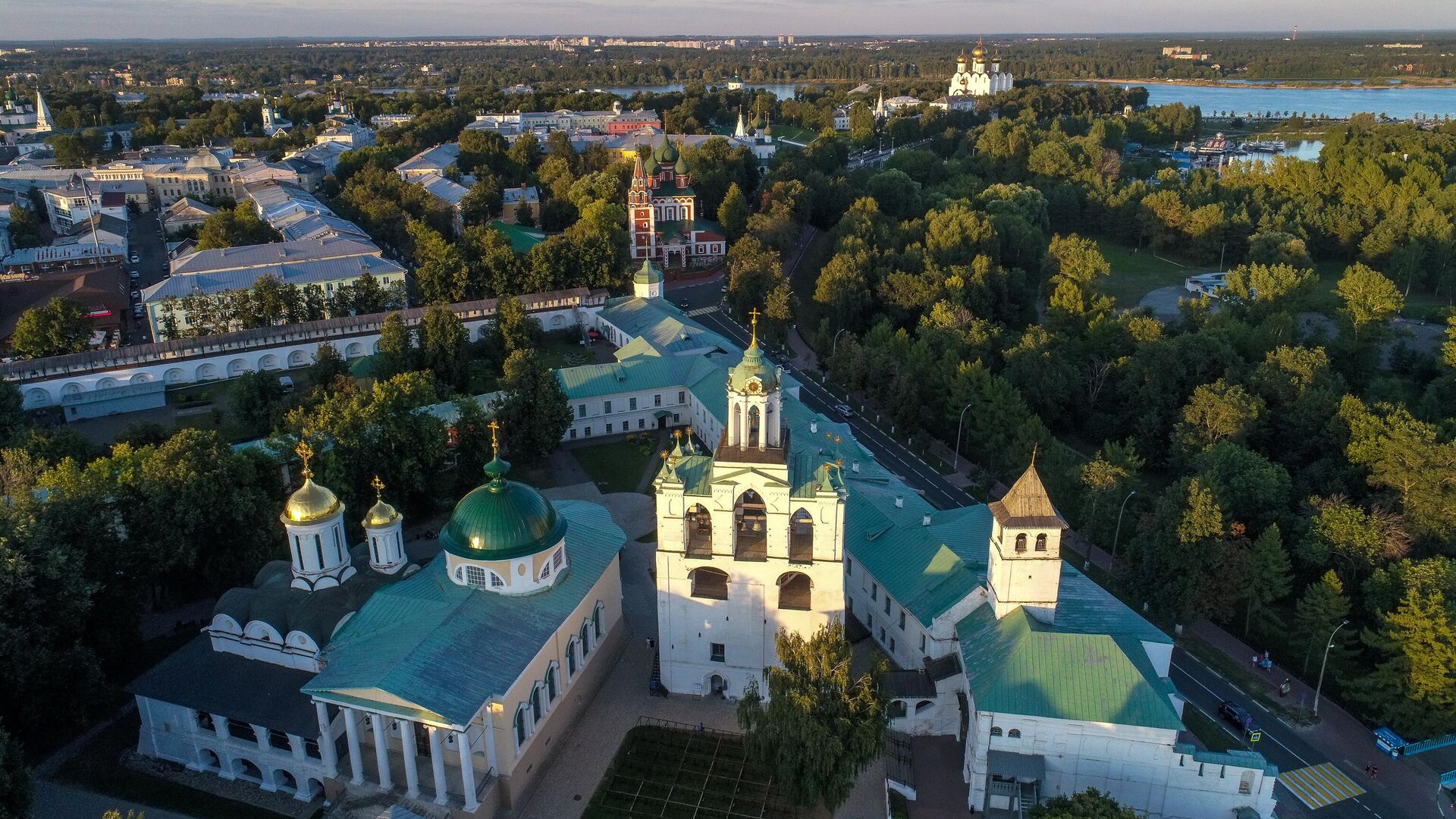 Звонница Спасо-Преображенского монастыря и преображенский собор XVI века на территории Ярославского кремля - РИА Новости, 1920, 18.07.2024