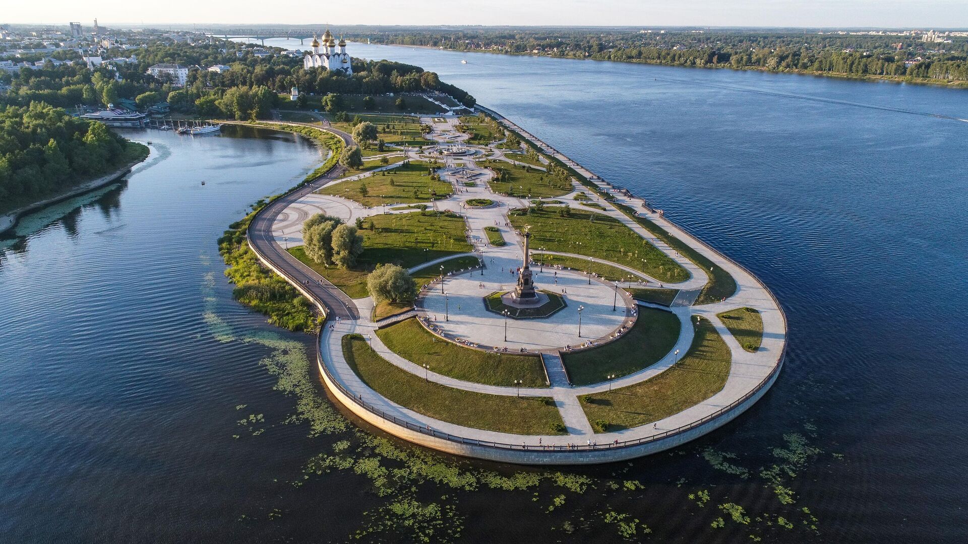 Памятник 1000-летию Ярославля на стрелке Волги и Которосли - РИА Новости, 1920, 02.08.2024