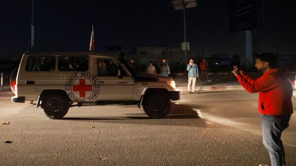 Автомобиль Международного Красного Креста, предположительно везет заложников, освобожденных Хамасом