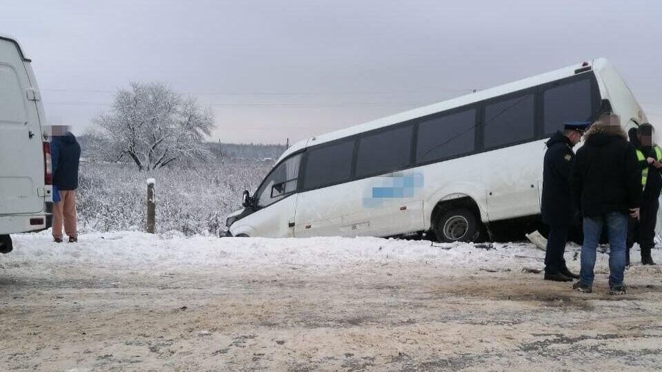 На месте ДТП с участием экскурсионного автобуса в Калужской области - РИА Новости, 1920, 25.11.2023