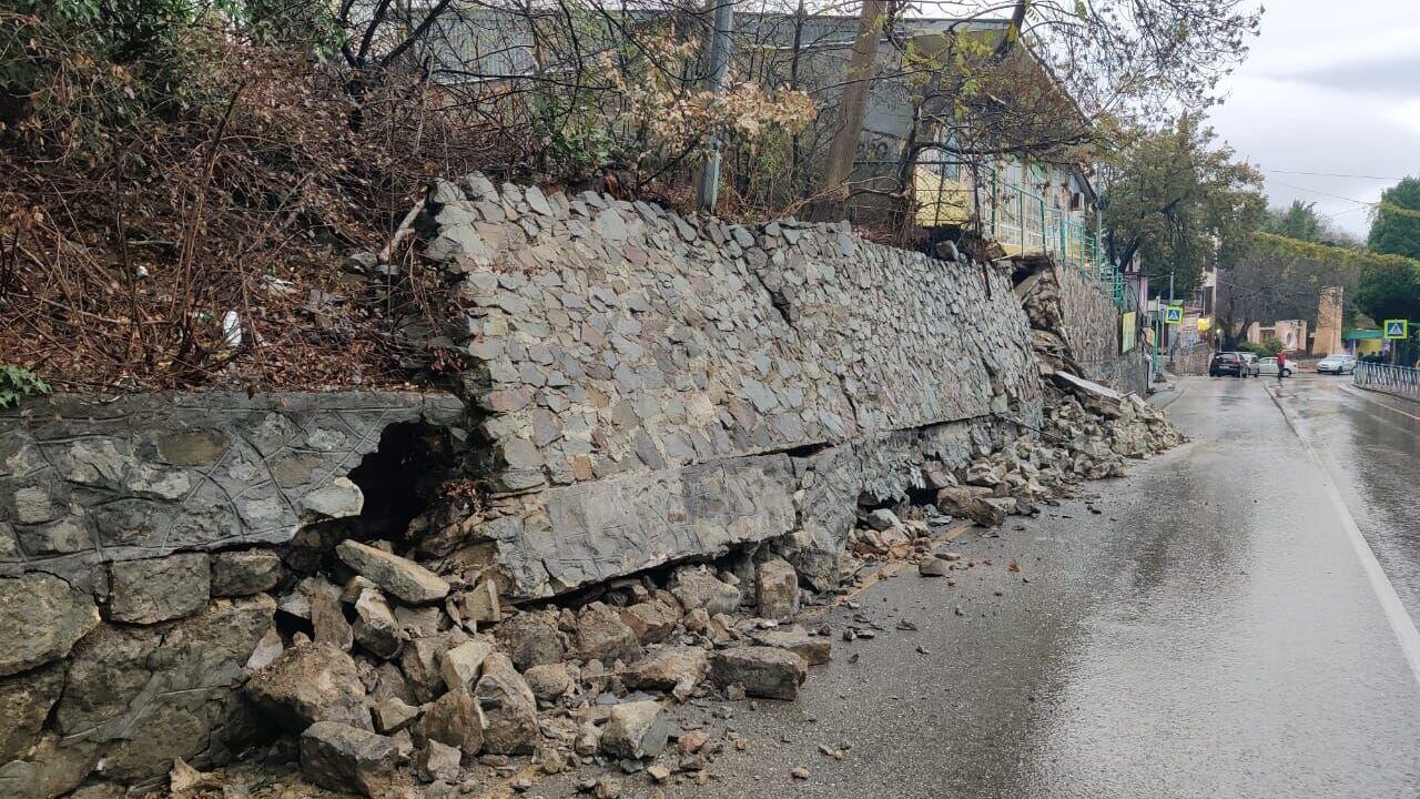 Частичное разрушение подпорной стены на автодороге Ливадия-Симеиз в Крыму - РИА Новости, 1920, 25.11.2023