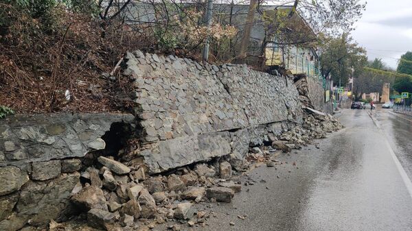 Частичное разрушение подпорной стены на автодороге Ливадия-Симеиз в Крыму