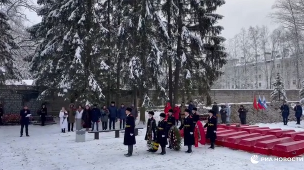 Торжественная церемония захоронения останков жертв мирных советских граждан времен Великой Отечественной войны в Гатчине Ленинградской области