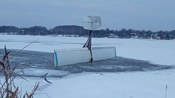 В Тверской области легкомоторный самолет совершил жесткую посадку на лед Волги