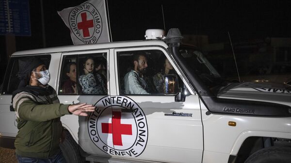 Автомобиль Красного Креста с израильскими заложниками проезжает по переходу из сектора Газа в Египет