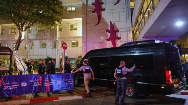 Автомобиль с израильскими заложниками, освобожденными ХАМАСом из сектора Газа, прибывает в медицинский центр Шиба в Рамат-Гане