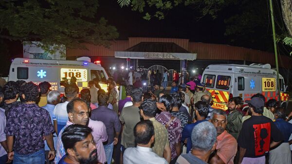 Люди собираются на улице после трагедии, когда четыре студента погибли в давке во время музыкального фестиваля в университете города Кочин индийского штата Керала. 25 ноября 2023