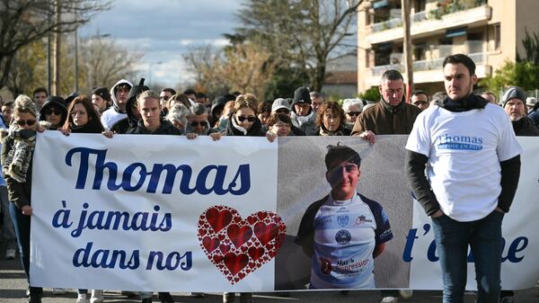 Люди под транспарантом Томас в наших сердцах навсегда, мы любим тебя в Роман-сюр-Изере