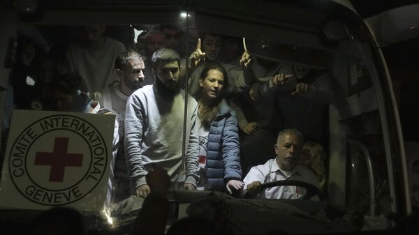 Палестинские заключенные, освобожденные Израилем, прибывают на автобусе Международного комитета Красного Креста в город Аль-Бире. Архивное фото