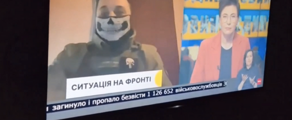 Кадр из видео, распространившегося в интернете, на котором показана бегущая строка телеканала 1+1 с цифрой пропавших без вести боевиков ВСУ