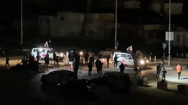 Автомобили Международного Красного Креста, которые перевозят заложников, освобожденных ХАМАС, направляются к пограничному пункту Рафах