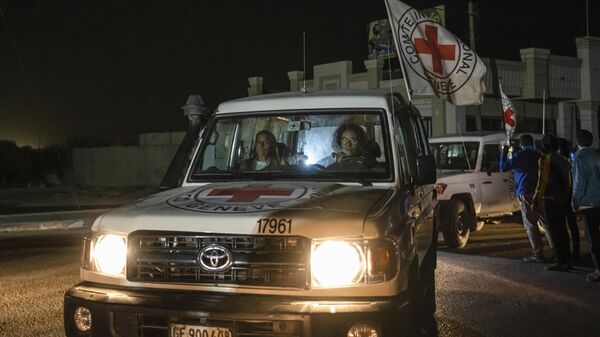 Машины Красного Креста с израильскими и иностранными заложниками направляются в Египет из сектора Газа через пограничный переход Рафах