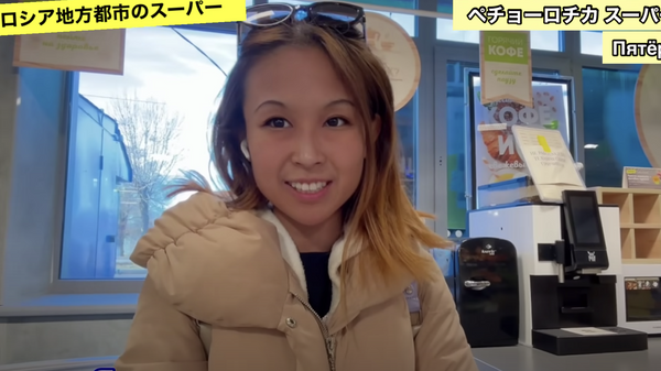 Скриншот видео со страницы японки Марины Сибаяма, в котором она рассказывает про продукты в сетевом супермаркете в Оренбурге