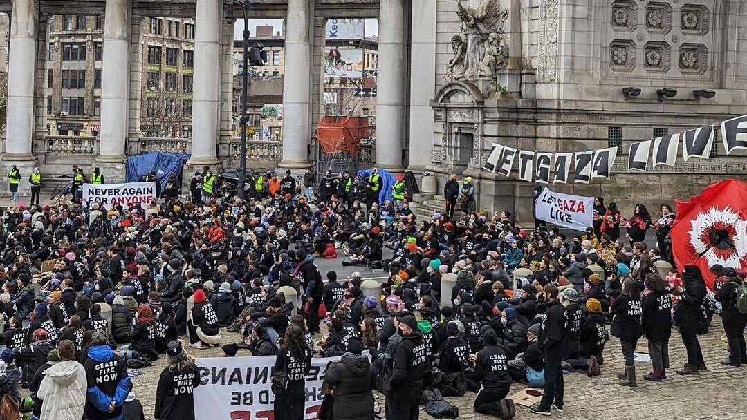 Акция протеста организации Jewish Voice for peace на Манхэттенском мосту в Нью-Йорке. 27 ноября 2023 - РИА Новости, 1920, 27.11.2023