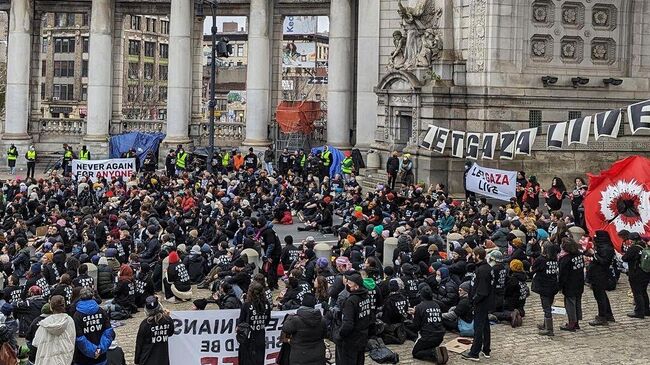 Акция протеста организации Jewish Voice for peace на Манхэттенском мосту в Нью-Йорке. 27 ноября 2023