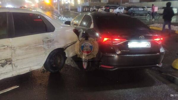 Последствия ДТП, где произошло столкновение автомобиля Газель скорой медицинской помощи и пяти легковых автомобилей в Саратове. 26 ноября 2023