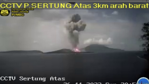 Извержение вулкана Анак-Кракатау в Индонезии. 26 ноября 2023