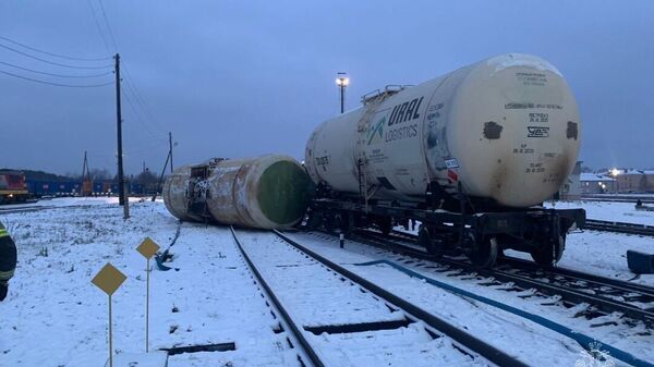 Цистерна с дизельным топливом, сошедшая с железнодорожных путей и опрокинувшаяся на станции Сольвычегодск в Архангельской области. 27 ноября 2023