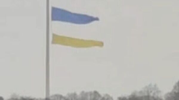 Разорванный от бури флаг Украины в Киеве. Архивное фото