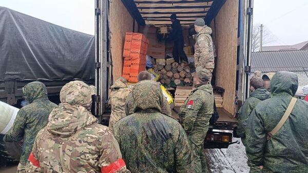 Бойцы СВО разгружают автомобиль с гуманитарной помощью из Калужской области 